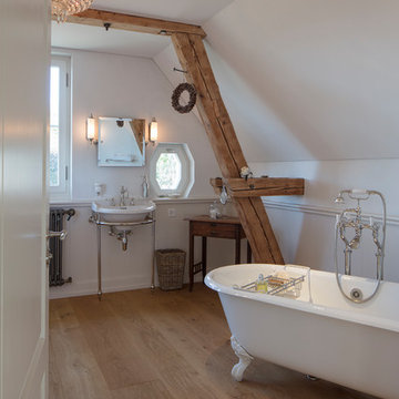 Freistehende Badewanne in modernem englischen Badezimmer