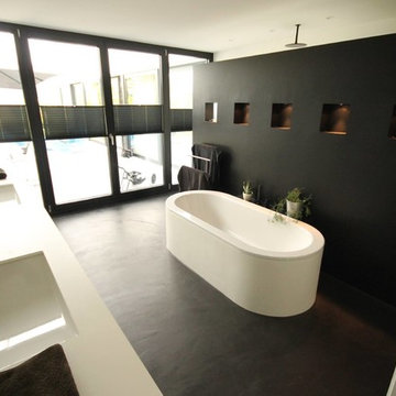Fugenloses Badezimmer in schwarz-weiß