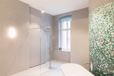 Großes Modernes Duschbad mit freistehender Badewanne, grauer Wandfarbe, Betonboden, grauem Boden, offener Dusche, blauen Fliesen, braunen Fliesen, farbigen Fliesen, grünen Fliesen, Mosaikfliesen und offener Dusche in Berlin