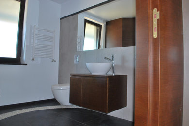 Mittelgroßes Modernes Duschbad mit bodengleicher Dusche, Wandtoilette mit Spülkasten, beigen Fliesen, weißer Wandfarbe, Kiesel-Bodenfliesen, Waschtisch aus Holz und schwarzem Boden in Hamburg