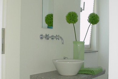 Modernes Badezimmer mit grauen Fliesen, Aufsatzwaschbecken und Granit-Waschbecken/Waschtisch in Köln