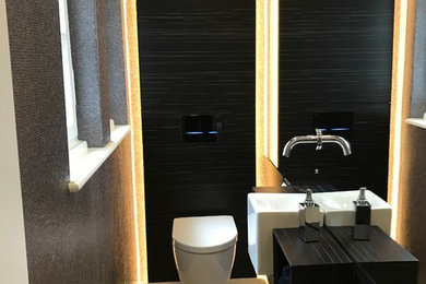 Imagen de cuarto de baño actual pequeño con baldosas y/o azulejos marrones, paredes marrones, suelo de azulejos de cemento, lavabo suspendido, suelo beige y sanitario de pared