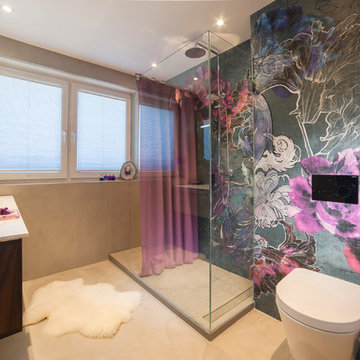 Gästebad "Tapete in der Dusche" – Der neue Trend in der Badarchitektur