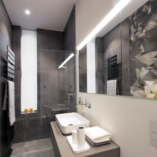 Kleines Modernes Duschbad mit flächenbündigen Schrankfronten, grauen Schränken, offener Dusche, Wandtoilette, grauen Fliesen, weißer Wandfarbe, Aufsatzwaschbecken, grauem Boden, offener Dusche und grauer Waschtischplatte in Berlin
