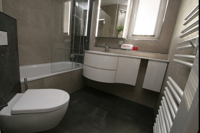 Kleines Modernes Badezimmer mit Badewanne in Nische in Berlin