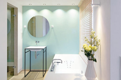 Mittelgroßes Skandinavisches Badezimmer En Suite mit Einbaubadewanne, weißer Wandfarbe, Waschtischkonsole und beigem Boden in Stuttgart