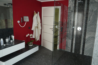 Mittelgroßes Modernes Badezimmer mit bodengleicher Dusche, roter Wandfarbe, Aufsatzwaschbecken und Granit-Waschbecken/Waschtisch in Sonstige