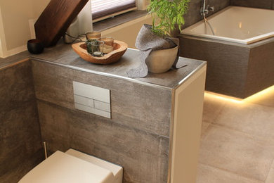 Mittelgroßes Modernes Duschbad mit Eckbadewanne, Wandtoilette mit Spülkasten, braunen Fliesen, beiger Wandfarbe und beigem Boden in Bremen
