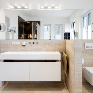 Großes Modernes Duschbad mit flächenbündigen Schrankfronten, weißen Schränken, Wandtoilette, beigefarbenen Fliesen, Porzellanfliesen, weißer Wandfarbe, Porzellan-Bodenfliesen, integriertem Waschbecken, beigem Boden, weißer Waschtischplatte, Doppelwaschbecken und schwebendem Waschtisch in Düsseldorf