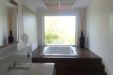 Großes Modernes Badezimmer mit Einbaubadewanne, Keramikboden und Waschtischkonsole in Leipzig