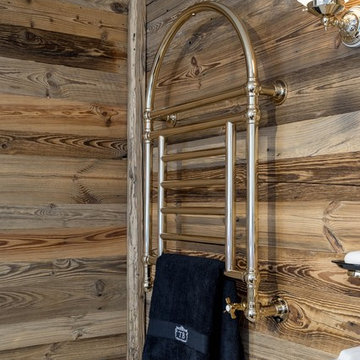 Handtuchwärmer in gold in Chalet Badezimmer