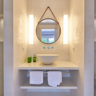Ejemplo de cuarto de baño con ducha, costero, con armarios abiertos, ducha empotrada, baldosas y/o azulejos beige, paredes beige, lavabo sobreencimera, ducha abierta y encimeras beige