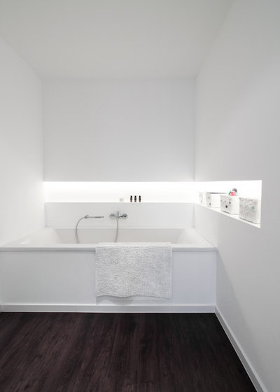 Modern Badezimmer by bmh Architekten