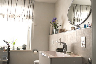 Свежая идея для дизайна: ванная комната среднего размера в современном стиле с раковиной с несколькими смесителями, душем без бортиков, инсталляцией, бежевыми стенами и душевой кабиной - отличное фото интерьера