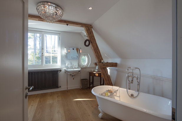 Modern Badezimmer by TRADITIONAL BATHROOMS