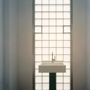 Helles Badezimmer mit Terrakotta-Fliesen