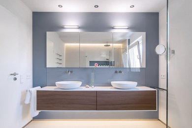 Mittelgroßes Modernes Duschbad mit flächenbündigen Schrankfronten, dunklen Holzschränken, weißer Wandfarbe, Aufsatzwaschbecken, beigem Boden und weißer Waschtischplatte in Stuttgart