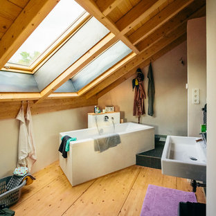 75+ Badezimmer mit braunem Holzboden Ideen & Bilder - September 2021
