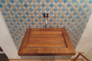 Modernes Badezimmer En Suite mit Wandwaschbecken und Waschtisch aus Holz in Nürnberg