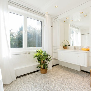 Klassisches Duschbad mit flächenbündigen Schrankfronten, weißen Schränken, Eckbadewanne, weißen Fliesen, weißer Wandfarbe, Mosaik-Bodenfliesen, Unterbauwaschbecken, beigem Boden und weißer Waschtischplatte in Düsseldorf