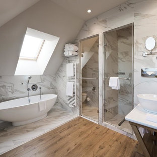 Idee per una stanza da bagno padronale contemporanea di medie dimensioni con vasca freestanding, piastrelle bianche, lavabo a bacinella, doccia alcova, pavimento in legno massello medio e porta doccia a battente