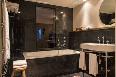 Idee per una stanza da bagno contemporanea con vasca da incasso e lavabo sospeso