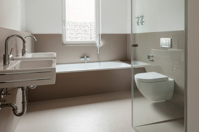 Modernes Badezimmer mit Wandwaschbecken, bodengleicher Dusche, Wandtoilette, Keramikfliesen und Keramikboden in Frankfurt am Main