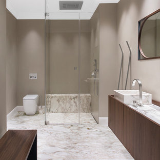 Idee per una grande stanza da bagno con doccia chic con ante lisce, doccia a filo pavimento, pavimento in marmo, top in marmo, ante in legno bruno, WC a due pezzi, pareti marroni, lavabo a bacinella, pavimento bianco, porta doccia a battente e top bianco