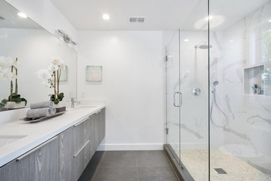 Modernes Badezimmer mit Duschnische, weißer Wandfarbe, integriertem Waschbecken und grauem Boden in Frankfurt am Main