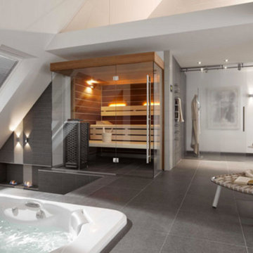 Individuelle Design-Sauna nach Maß mit Glasfront im Bad