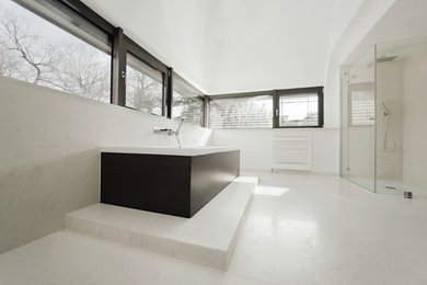 Großes Modernes Badezimmer mit Einbaubadewanne, Eckdusche, weißer Wandfarbe, weißen Fliesen, Steinfliesen und Kalkstein in Frankfurt am Main