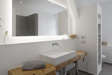 Modernes Badezimmer mit weißer Wandfarbe, Aufsatzwaschbecken und Waschtisch aus Holz in Hannover