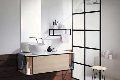 Exemple d'une salle de bain tendance en bois clair de taille moyenne avec une vasque, un plan de toilette en surface solide et un placard à porte plane.