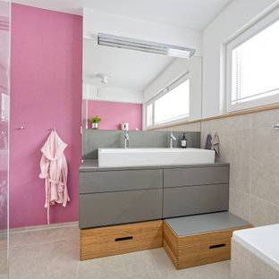 Mittelgroßes Modernes Kinderbad mit flächenbündigen Schrankfronten, grauen Schränken, Einbaubadewanne, Eckdusche, grauen Fliesen, Porzellanfliesen, weißer Wandfarbe, Porzellan-Bodenfliesen, Trogwaschbecken, grauem Boden und grauer Waschtischplatte in München