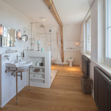 Klassisches Badezimmer mit bodengleicher Dusche und vielen Details