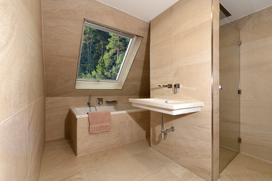 Kleines Klassisches Duschbad mit Einbaubadewanne, bodengleicher Dusche, beigen Fliesen, Keramikfliesen, Keramikboden, Einbauwaschbecken, beigem Boden und Falttür-Duschabtrennung in Stuttgart