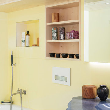 Kleines Bad mit großer Wirkung dank WSP™, Naturstein und Holz