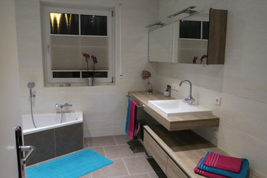 Mittelgroßes Modernes Duschbad mit braunen Schränken, Einbaubadewanne, braunen Fliesen, Keramikboden und Mineralwerkstoff-Waschtisch in Nürnberg