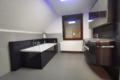 Mittelgroßes Modernes Badezimmer mit Keramikboden in Sonstige