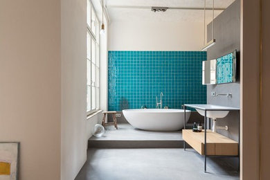 Mittelgroßes Modernes Duschbad mit freistehender Badewanne, bodengleicher Dusche, blauen Fliesen, Keramikfliesen, grauer Wandfarbe, Betonboden und Waschtischkonsole in Berlin