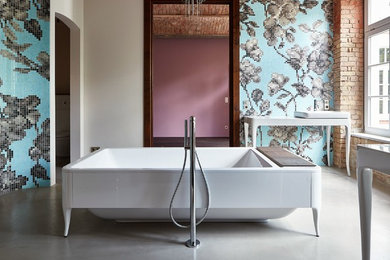 Großes Eklektisches Badezimmer En Suite mit freistehender Badewanne, Glasfliesen, Betonboden und Aufsatzwaschbecken in Berlin