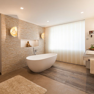 Mittelgroßes Asiatisches Badezimmer En Suite mit freistehender Badewanne, beigefarbenen Fliesen, beiger Wandfarbe, Einbauwaschbecken, beigem Boden, flächenbündigen Schrankfronten, weißen Schränken und Steinfliesen in München