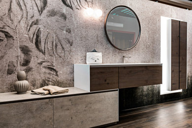Modernes Badezimmer mit beiger Wandfarbe, Unterbauwaschbecken, Mineralwerkstoff-Waschtisch, braunem Boden, weißer Waschtischplatte und dunklen Holzschränken in Sonstige
