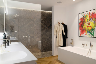 Modelo de cuarto de baño contemporáneo con ducha a ras de suelo, baldosas y/o azulejos marrones, baldosas y/o azulejos de mármol, suelo de mármol, suelo marrón y ducha abierta