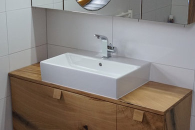Пример оригинального дизайна: ванная комната в стиле рустика с столешницей из дерева