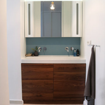 Masterbad mit neuer Waschtischlösung und indirekt beleuchtetem Spiegel