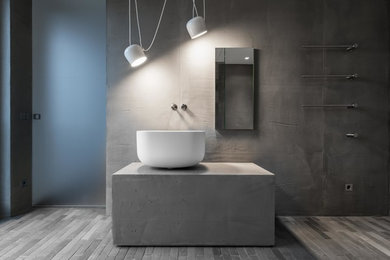 Ejemplo de cuarto de baño minimalista con paredes grises, lavabo sobreencimera, encimera de acrílico y encimeras grises