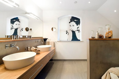 Mittelgroßes Modernes Badezimmer mit Aufsatzwaschbecken, flächenbündigen Schrankfronten, hellbraunen Holzschränken, weißer Wandfarbe, Waschtisch aus Holz und brauner Waschtischplatte in München