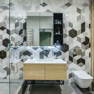 Modernes Badezimmer En Suite mit flächenbündigen Schrankfronten, hellen Holzschränken, offener Dusche, Wandtoilette, grauen Fliesen, weißen Fliesen, weißer Wandfarbe, Betonboden, Unterbauwaschbecken, grauem Boden, offener Dusche und weißer Waschtischplatte in Berlin