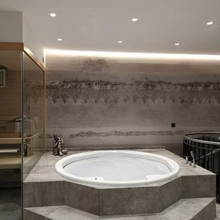 Großes Modernes Badezimmer mit Einbaubadewanne und grauem Boden in München